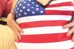 Mature USA patriot fingers her hungry powerful old vagina on livecam
