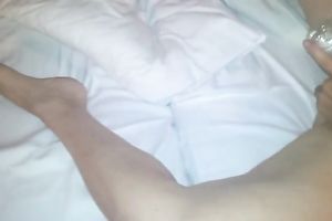 Mature bitch nude her flaccid body whilst masturbating her older muff