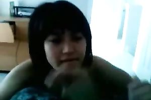 Short haired cute looking Asian hooker provided her client with a priceless BJ