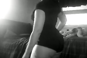 Bootylicious ebon housewife bounces and shakes her booty