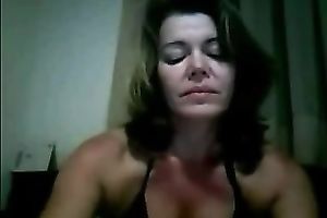 Short haired Brazilian cam nympho flashed me half tanned mangos