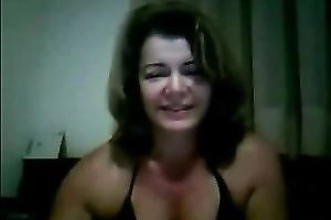 Short haired Brazilian cam nympho flashed me half tanned mangos