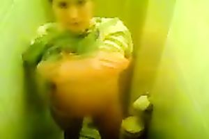 Females student masturbates in the crapper with camera on