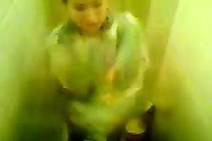 Females student masturbates in the crapper with camera on
