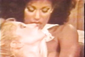 Two freaky retro milfs eat every other on the daybed