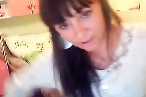 Stunning Omegle hussy shows off her firm round bum