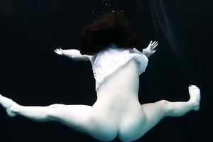 Skinny and tiny doxy underwater exposes her body