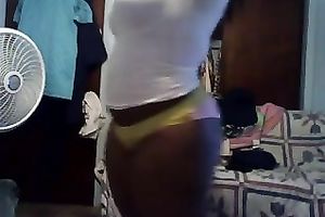 Curvaceous dark dominatrix dances on livecam like a guru