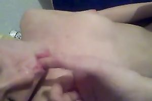 Natural babe with soaked bubble arse lets her BF to tickle her moist cunt