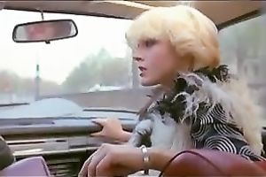 Blond head messy hussy gives fancy blow job to four eyed fellow in car