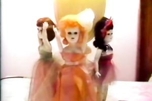 Hard fuck scene on the sofa by the black haired chap and hawt wench