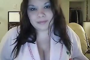 Amateur fattie kneads her biggest natural love muffins in cam solo