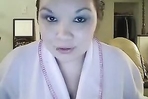 Amateur fattie kneads her biggest natural love muffins in cam solo