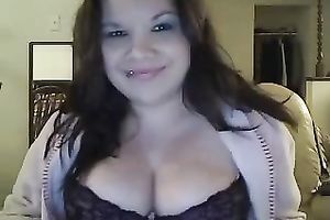 Amateur fattie kneads her biggest natural love muffins in cam solo