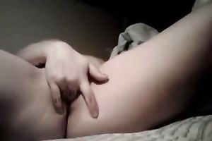 Sexy white sweetheart fingers and dildos herself on livecam