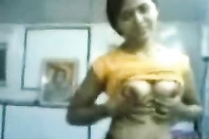 Amateur cute Indian dark brown flashes constricted mangos and gives good BJ