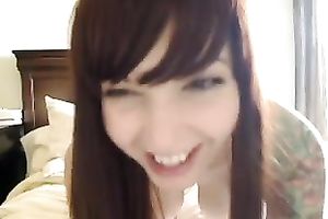 Tattooed chick with mind boggling body shape fondling her cookie on webcam