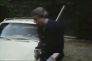 Saucy brunette doxy acquires rammed unexpectedly in the trunk