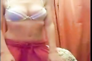 Bootylicious blond tramp likes showing off on cam