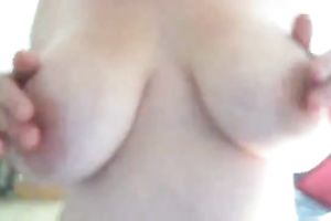 Juggy web web camera slutty wife plays with her large appetizing assets