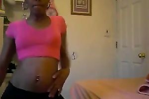 Ebony cutie shaking her gazoo in non-professional dancing clip