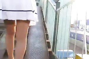 Following hawt slim hottie in short petticoat trying to watch her snatch