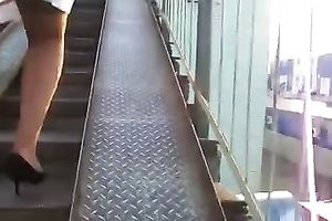 Following hawt slim hottie in short petticoat trying to watch her snatch