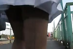 Following hawt slim hottie in short petticoat trying to watch her snatch