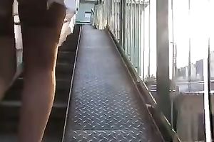 Following hawt slim hottie in short petticoat trying to watch her snatch