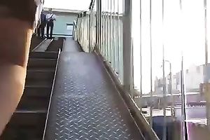 Following hawt slim hottie in short petticoat trying to watch her snatch