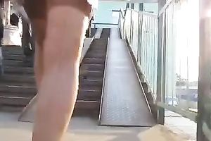 Following hawt slim hottie in short petticoat trying to watch her snatch