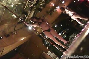 Stunning white stripper on the pole shows off her gazoo