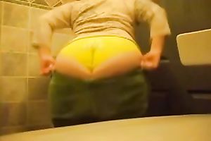 Curvaceous non-professional wench showing her butt on camera