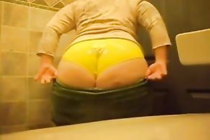Curvaceous non-professional wench showing her butt on camera