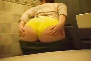 Curvaceous non-professional wench showing her butt on camera