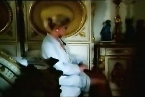 White sexy and slutty urse loved to engulf a weenie