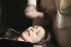 Mature girl came back home and was cheerful to take facial