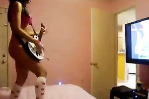 Girlfriend's large dark arse jiggles when that babe plays guitar hero