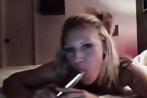 Blond haired leggy nympho was posing to show off her nice rounded bubble arse