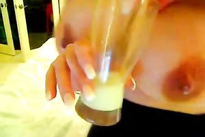 Lactating livecam beauty squeezes her giant wobblers milking 'em