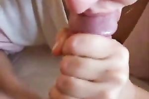 Chubby blindfolded girflriend receives a mouthfull of cum