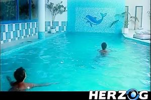 Horny chap fingers the soaked and throbbing rectal hole of classic milf