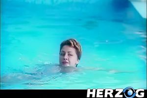 Horny chap fingers the soaked and throbbing rectal hole of classic milf