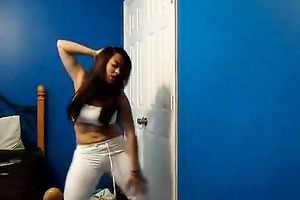 Brunette Latina livecam beauty twerks her epic booty in leggings