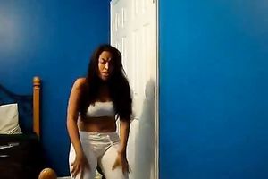 Brunette Latina livecam beauty twerks her epic booty in leggings