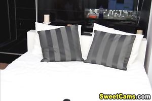 Beautiful Gorgeous Teen Rubbing Her Clits on Cam