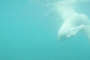 My charming slutwife swims underwater and her arse muscles work