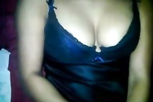 Here is one slut blowing my penis for a night in the club