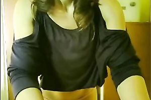 Slender dilettante web camera nympho teased me with her solo dancing show