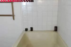 This naughty livecam model knows what body painting is all about